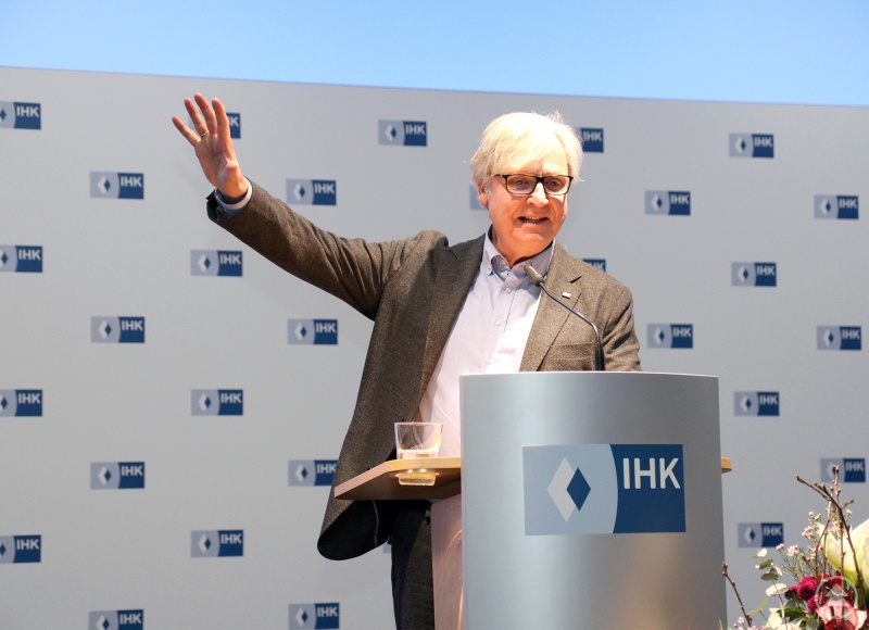 Hauptredner beim Festakt im Anschluss an die Vollversammlung war Dr. Martin Wansleben, Hauptgeschäftsführer der Deutschen Industrie- und Handelskammer. Er forderte eine