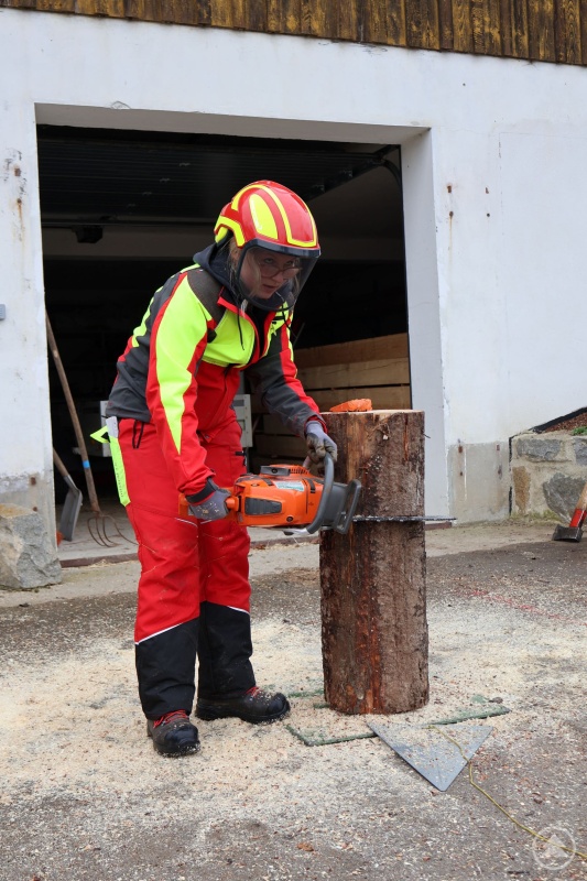 Eine Wettbewerbsteilnehmerin kurz vor dem Startschuss an der Motorsägenstation.