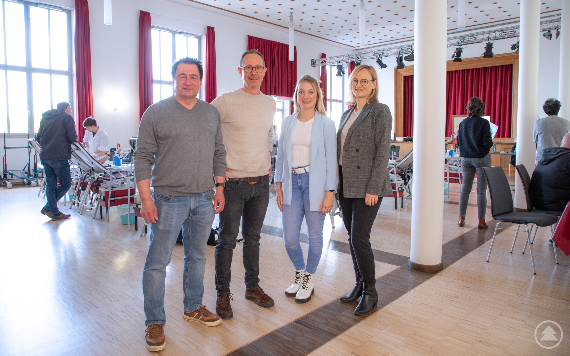 Die Organisatoren Axel Schürzinger sowie Monika Schätzl und Christina Zieglmeier von der Mitarbeitervertretung der Caritas und der Diözese Passau freuten sich zu-sammen mit dem Gebietsreferenten des BRK, Rainer Endres (l.), über die vielen Blutspenden.