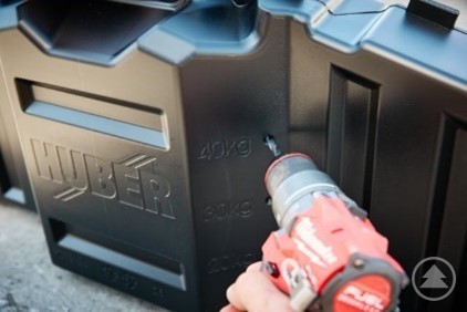 Entsprechend der Ballastierungs-Vorgabe wird eine Überlaufbohrung gesetzt. Die maximale Befüllung liegt bei 40 l pro Tank.