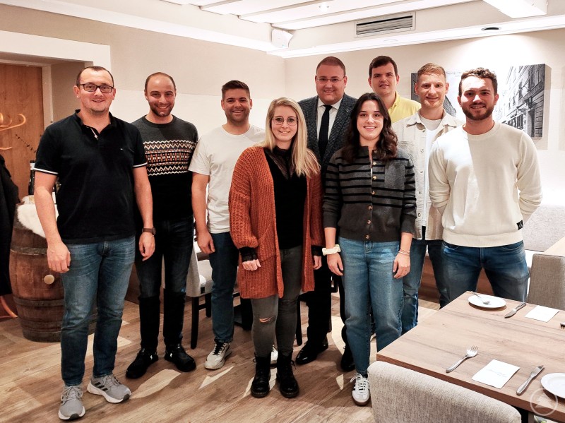 Führen am 11. Januar 2025 wieder eine Christbaumsammlung durch: Die Mitglieder der Jungen Wähler Union Freyung e. V. um (v. li. n. re.) Ludwig König, Stadtrat Dr.-Ing. Sebastian Weber, David Rieger, Sabrina Lucksch, Stadtrat Christoph Weishäupl, Franziska Michl, Martin Höppler, Moritz Krenn und Matthias Kerschbaum.