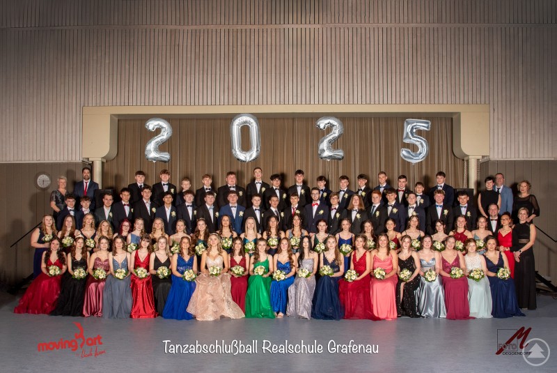 Teilnehmerinnen und Teilnehmer aller 10. Klassen, mit Tanzlehrerin Nicole Asam, Realschuldirektor Ferdinand Klingelhöfer, Klassenleiter 10a Andreas Apfelbacher, Klassenleiterin 10b Daniela Schiller, Klassenleiterin 10c Sabine Pinter, Klassenleiterin 10d Katja Moosbauer, Elternbeiratsvorsitzender Günther Nama Grafenau-Gruppe-0552_Zeitung.jpg