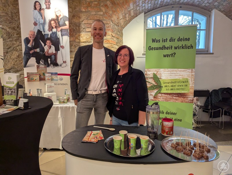 An die Stände lockten sympathische Menschen, informative Gespräche und auch die eine oder andere kleine Kostprobe Fit Line Stand beim Wohlfühltag im Kapuzinerstadl in Deggendorf