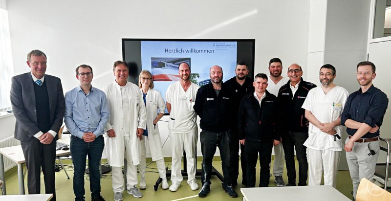 Vertreter der Rettungsdienste und des Krankenhauses Freyung trafen sich zum Austausch über die zukünftige Notfallversorgung. Gruppenfoto von Mitarbeitenden der Rettungsdienste und des Krankenhauses Freyung bei einem Treffen im Konferenzraum.