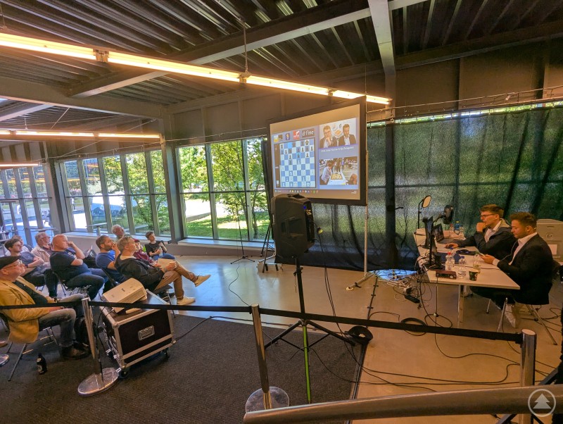 Ausgewählte Partien wurden im Durchgangsfoyer live übertragen und kommentiert Live-Übertragung von Schachpartien bei der Schachbundesliga in Deggendorf