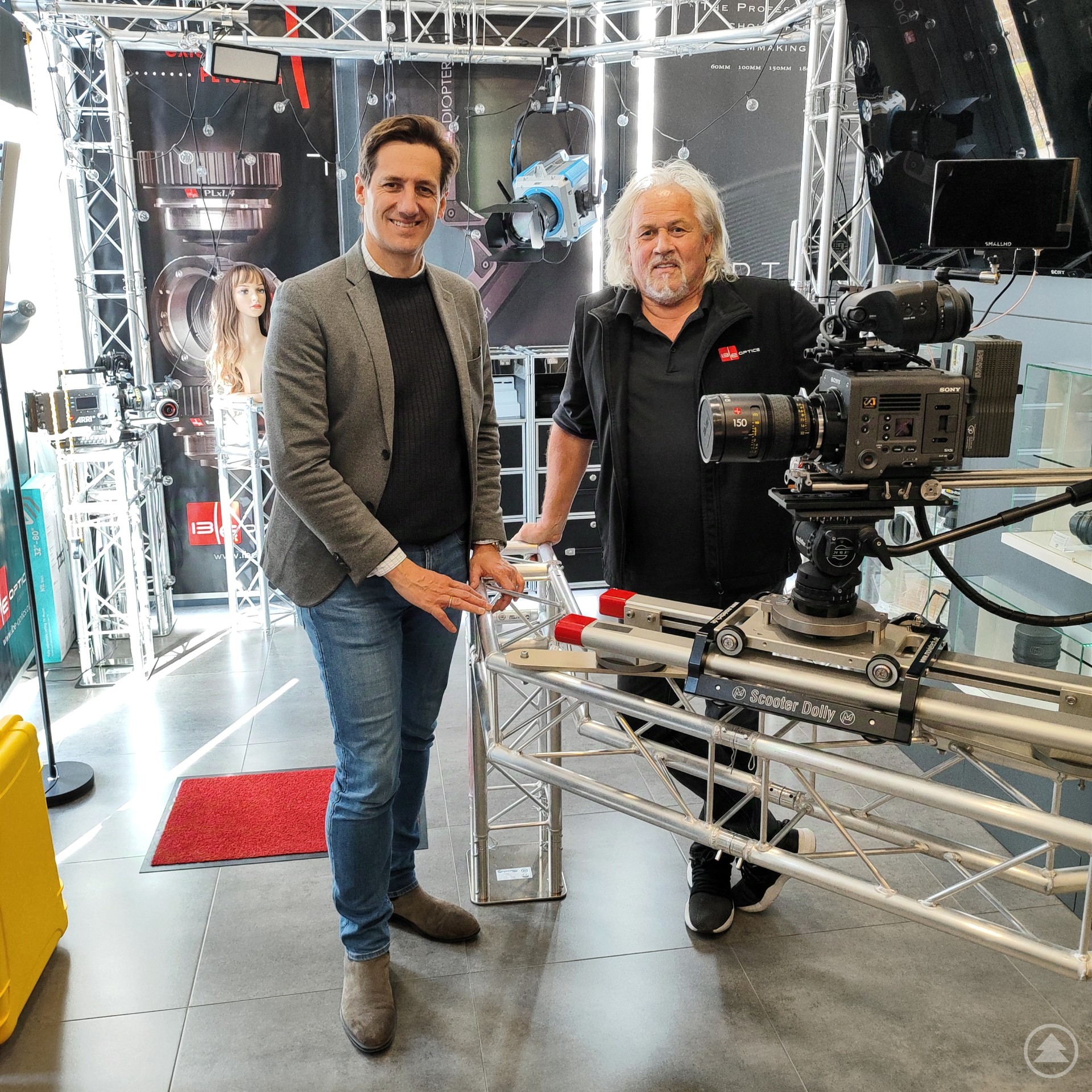 Geschäftsführer Klaus Eckerl und MdL Dr. Stefan Ebner stehen vor einem Kamerasystem und besprechen die hochwertigen Optiken der IB/E Optics GmbH.