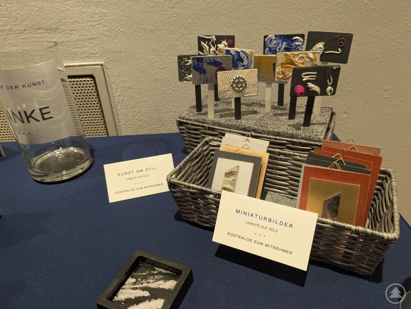 Darf's noch a bisserl mehr sein? Kunst zum Mitnehmen Kostenlose Holzkunst zum Mitnehmen bei der Ausstellungseröffnung