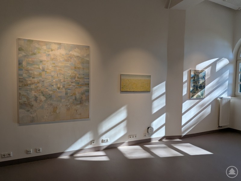 Drei Gemälde in der Artothek Niederbayern