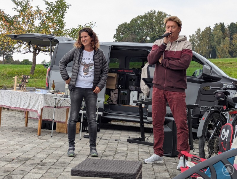 Christine Resch und Erwin Neuhaus (v. links) freuen sich auf einen entspannten Christine Resch und Erwin Neuhaus begrüßen die Gäste vor grauem Kleintransporter