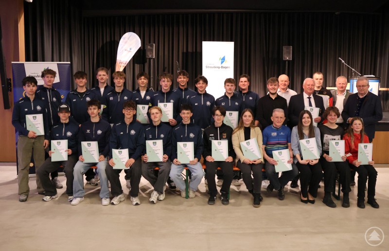 Zahlreiche Jugendliche und Erwachsene wurden für ihre besonderen Leistungen im Landkreis Straubing-Bogen ausgezeichnet Gruppenfoto von ausgezeichneten Jugendlichen und Erwachsenen bei einer Ehrung mit Urkunden auf einer Bühne