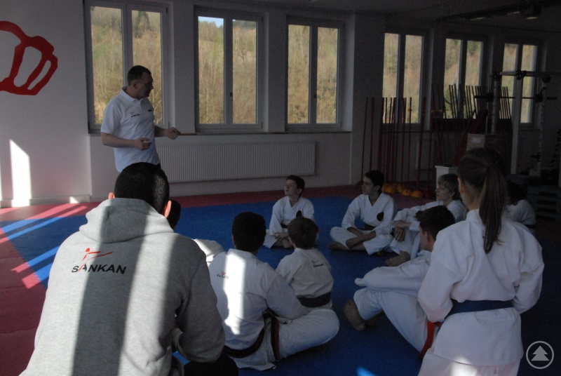 Karate-Schüler üben Sicherheitsregeln