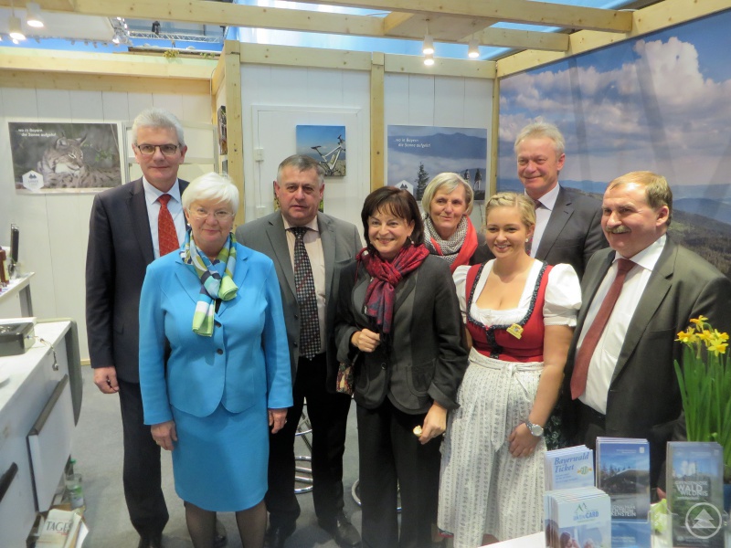 Im Gespräch auf der Grünen Woche mit MdB Artur Auernhammer; MdB Gerda Hasselfeldt, Vorsitzende der CSU-Landesgruppe; Walter Heidl Präsident des Bayerischen Bauernverband; MdB Marlene Mortler; Standbetreuerinnen Rosemarie Zoglauer und Eva Peschl; MdB Alois Rainer; MdB Max Straubinger, parlamentarischer Geschäftsführer der CSU-Landesgruppe. (Foto: Büro MdB Rainer)