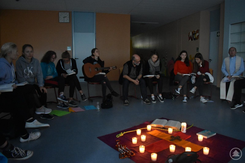 Der Erlebnis- und Selbsterfahrungstag endete mit einer kleinen Andacht, die von Pfarrer Matthias Grillhösl (li.) geleitet wurde.