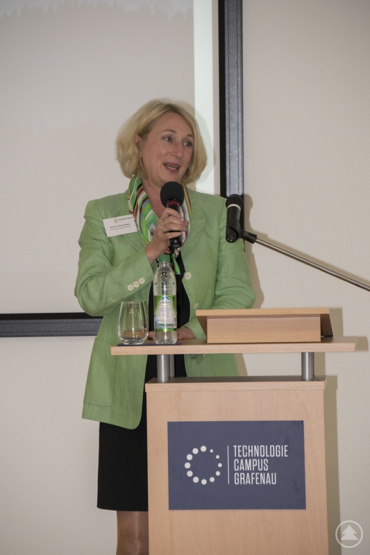 Campusleiterin Diane Ahrens begrüßt die rund 70 Teilnehmer der Konferenz.