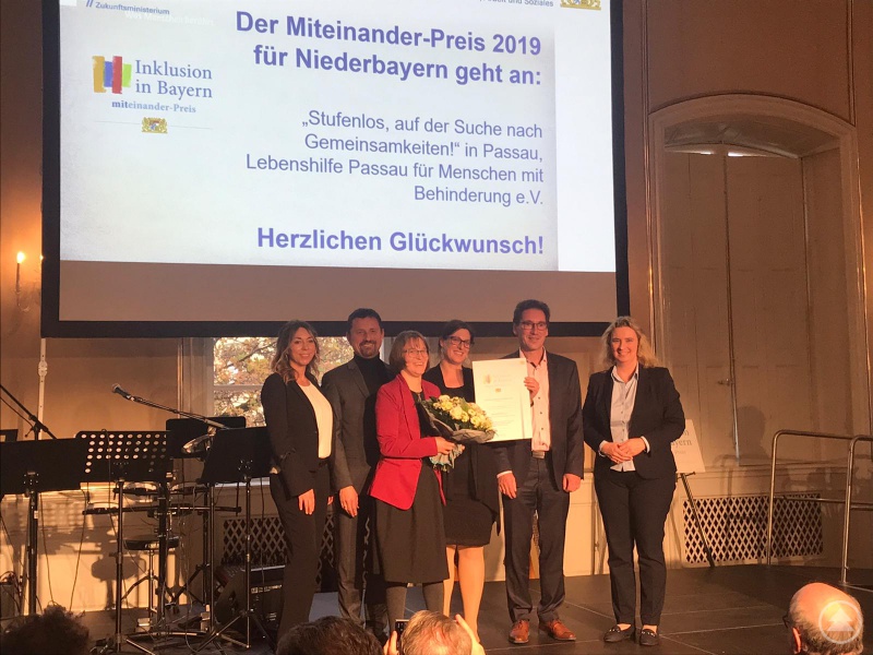 v. l.: Laudatorin Felicitas Hönes (Antenne Bayern hilft), Edmund Kriegl (Stadtjugendpfleger), Petra Asenbauer, Sabine Grundmüller (Lebenshilfe Passau), Thomas Hofbrückl (Geschäftsführer Lebenshilfe Passau), Sozialministerin Kerstin Schreyer