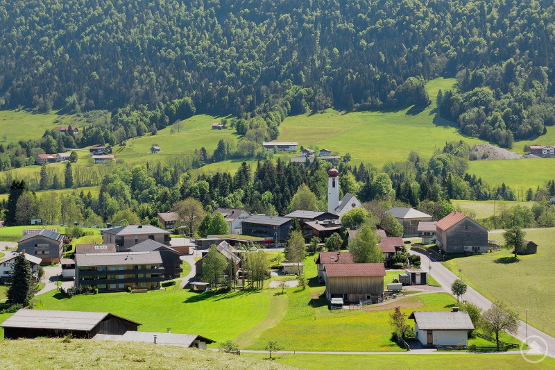 Krumbach im Vorderen Bregenzerwald (A): Die Gemeinde Krumbach gilt als gelungenes Beispiel einer Innenentwicklung im ländlichen Raum. Unter anderem wurden drei Wohngebäude mit Kleinwohnungen und ein Gebäude mit Generationenwohnen im Ortskern in unmittelbarer Nähe zum