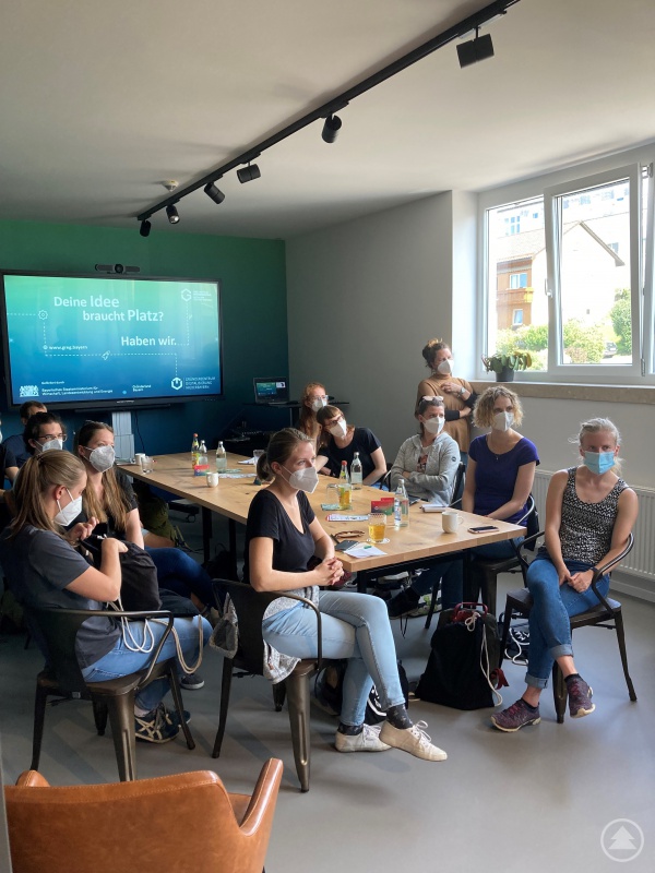 Die Exkursionsgruppe aus Wien bei der Präsentation des Grenzüberschreitenden Gründerzentrums Digitalisierung (GreG)