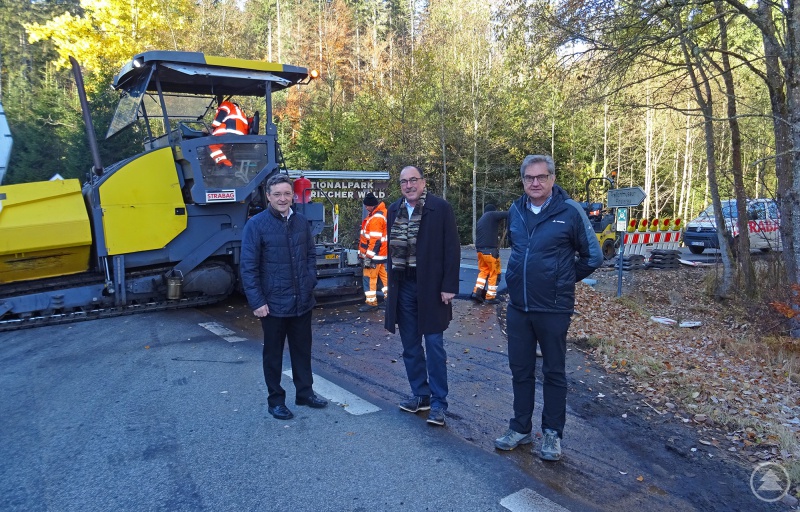 Landtagsabgeordneter Max Gibis (von links) und stellvertretender Landrat Franz Brunner informierten sich an der Reschbachstraße, die gerade ertüchtigt wurde, bei Nationalparkleiter Dr. Franz Leibl über den Stand der geplanten Nationalpark-Erweiterung bei Finsterau.
