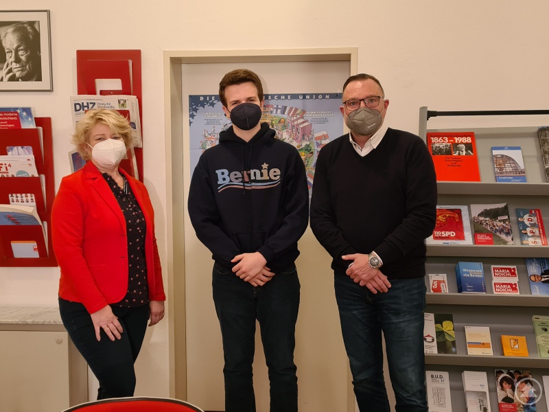 Gemeinsames Bild mit dem PPP-Stipendiaten Carlos Lopez (Mitte) und seinem Gastvater Sven Theiss (rechts).