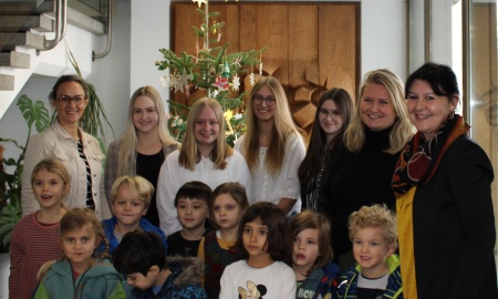Kindergartenkinder lassen in der Adventszeit Christbaum der Arbeitsagentur Passau erstrahlen