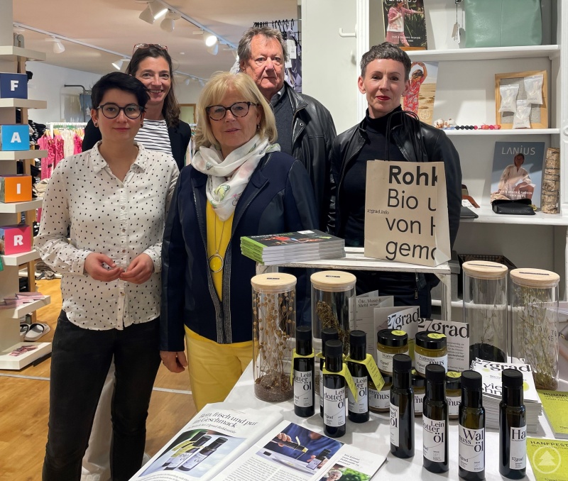 Die Mitglieder der Fairtrade-Steuerungsgruppe (v.l.) Nina Stelzl, Evi Blach, stellvertretende Landrätin Helga Weinberger zusammen mit Dr. Klaus Bauer und Ellen Hirsch von 27grad bei der Eröffnung der Themenwoche „Change Fashion – Choose Fairtrade“ im Modehaus Blach.