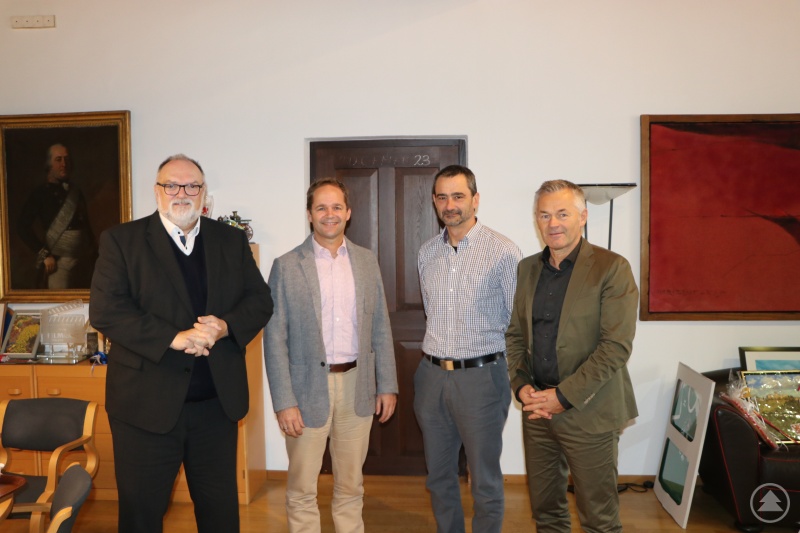 Oberbürgermeister Jürgen Dupper (v. links) begrüßt Thomas Knab (2. v. rechts) in seiner neuen Funktion im Beisein von Klaus Sterner, Fachlicher Leiter der Staatlichen Schulämter in der Stadt und im Landkreis Passau (2. v. links) und Werner Land, Referent für Wirtschaft und Bildung.