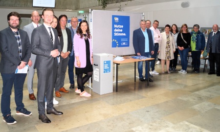 „Wir müssen auf unsere Demokratie aufpassen“ –  Kommunale Jugendarbeit holt Ausstellung zur Europawahl  in die Region