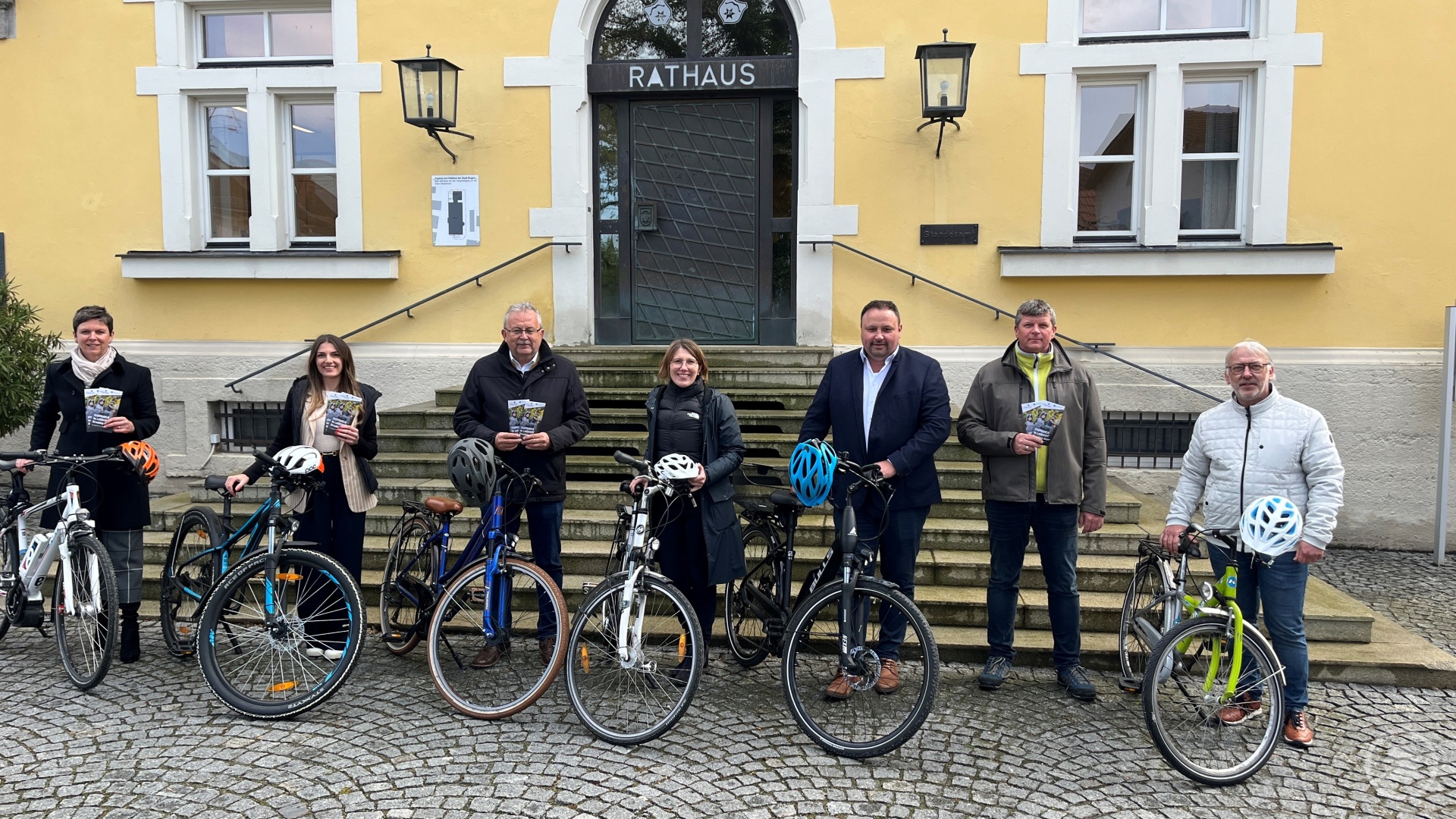 Andrea Müller (Klimaschutzmanagerin VG Schwarzach), Maria Schießl (Klimaschutzmanagerin Landkreis), Landrat Josef Laumer, Andrea Probst (Bürgermeisterin Bogen), Martin Englmeier (Bürgermeister Mariaposching), Andreas Ranker (Geschäftsleitender Beamter der VG Schwarzach und Thomas Schuster (Bürgermeister Perasdorf, von links) freuen sich auf den Startschuss von STADTRADELN 2024.