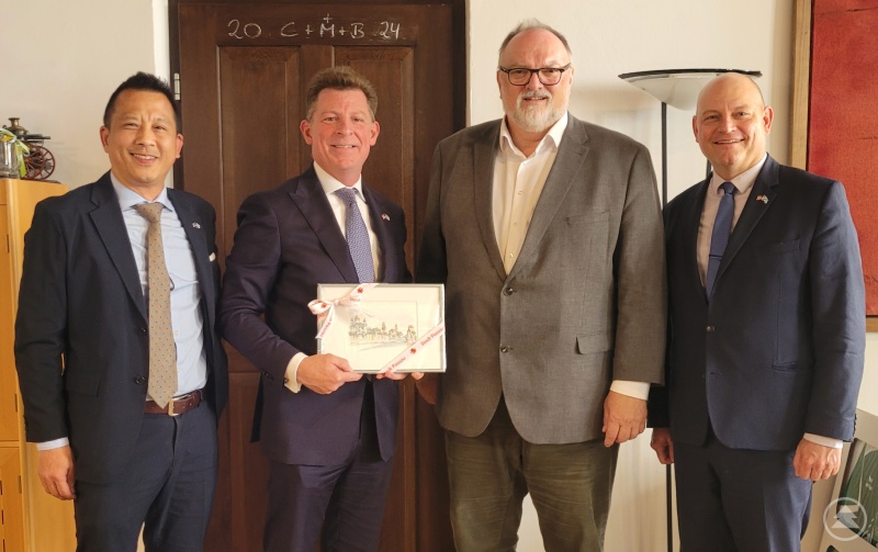 Oberbürgermeister Jürgen Dupper (2. von rechts) wünscht dem amerikanischen Generalkonsul Timothy Liston (3. von rechts) im Beisein der beiden Konsuln Daniel Thompson (rechts) und Dr. Julius Tsai für die Zukunft alles Gute.