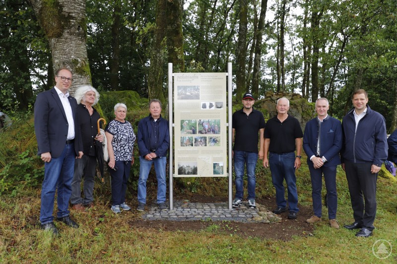 Heinrich Unrecht mit Bezirkstagspräsident Dr. Olaf Heinrich (r.) und den weiteren Gästen.