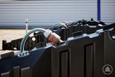 Durch das Befüllen der Tanks mit Wasser bis zur entsprechenden Überlaufbohrung wird das System individuell ballastiert.