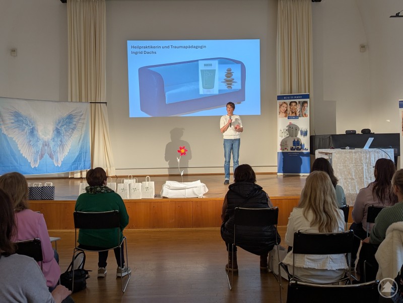 Kurzweilige Vorträge - häufig zum Mitmachen - rundeten den Deggendorfer Wohlfühltag ab Ingrid Dachs bei ihrem Vortrag im Kapuzinerstadl beim Wohlfühltag in Deggendorf