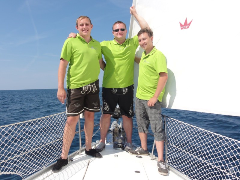 Benjamin Hartl (rechts) mit Andreas Bildl (links) und Stefan Behringer (Mitte) auf einem Segelboot während eines Segeltörns 2015.