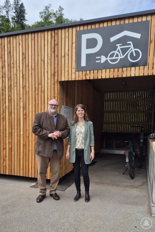 Oberbürgermeister Jürgen Dupper und Dr. Raphaela Pagany (Dienststellenleiterin Verkehrsplanung) geben die Fahrradgarage am Parkdeck Ilzbrücke für den Betrieb frei. Oberbürgermeister Jürgen Dupper und Dr. Raphaela Pagany stehen vor der neuen Fahrradgarage am Parkdeck Ilzbrücke in Passau.