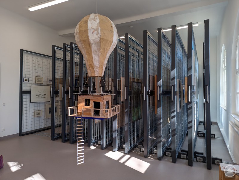 Goldnuss Ballon Kunstwerk und Gemälde auf Gitterwänden