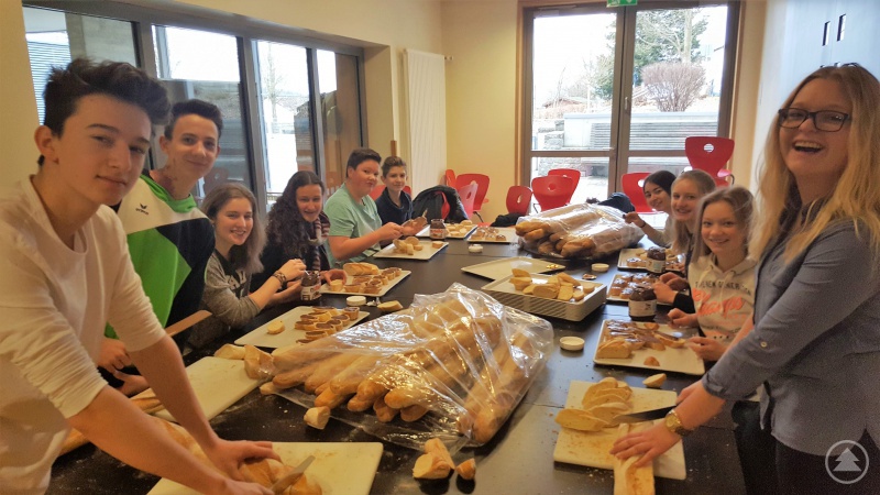 Die Klasse 9d bei den Vorbereitungen zahlreicher französischer Baguettes zum „Fête de la baguette“,...