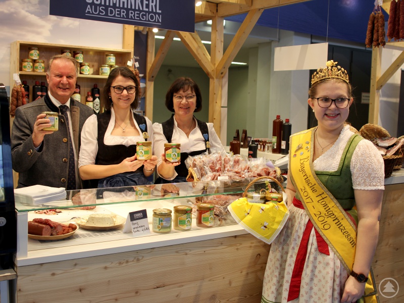 Willi Killinger, Kathrin Baumann und Marlene Kandler konnten mit Doris Grünbauer die Bayerische Honigprinzessin am Aberlandstand begrüßen.