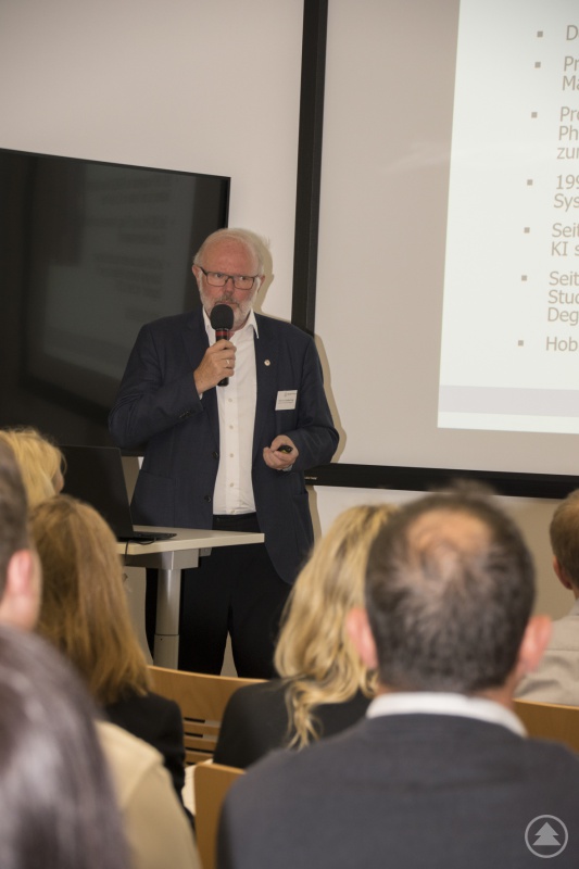 Professor Popp erklärt wie ein Frühwarnsystem beim Bestehen der Mathematikklausur hilft.