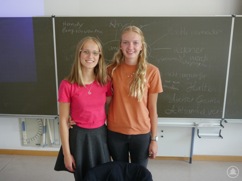 Die beiden Schülerinnen Dorothea Aschenbrenner (links) und Linda Baier hatten den Aktionstag initiiert. Auch sie leiteten einen Workshop. Der Titel lautete „Die Macht des Konsumenten“.