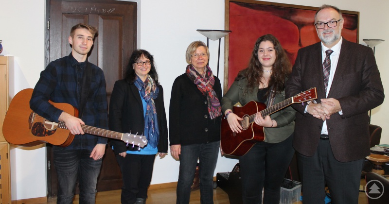Oberbürgermeister Jürgen Dupper (rechts) dankt den Freudenhainern Jennifer Schäfer (2. von rechts) und Daniel Vilsmeier (links) für ihre weihnachtlichen Gesangsdarbietungen in Begleitung von Musiklehrerin Brigitte Glas (2. von links) und Direktoratsmitarbeiterin Gerlinde Schürzinger.