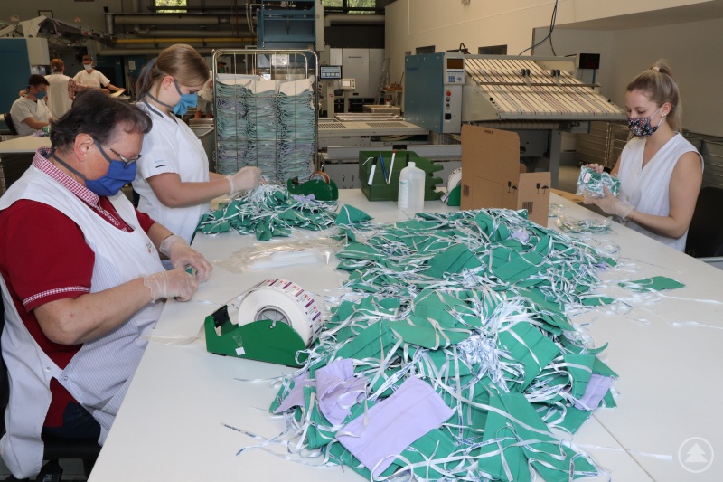 50.000 Masken genäht, desinfiziert und hygienisch verpackt haben Mitarbeitende der Wolfsteiner Werkstätten und ehrenamtliche Helfer.