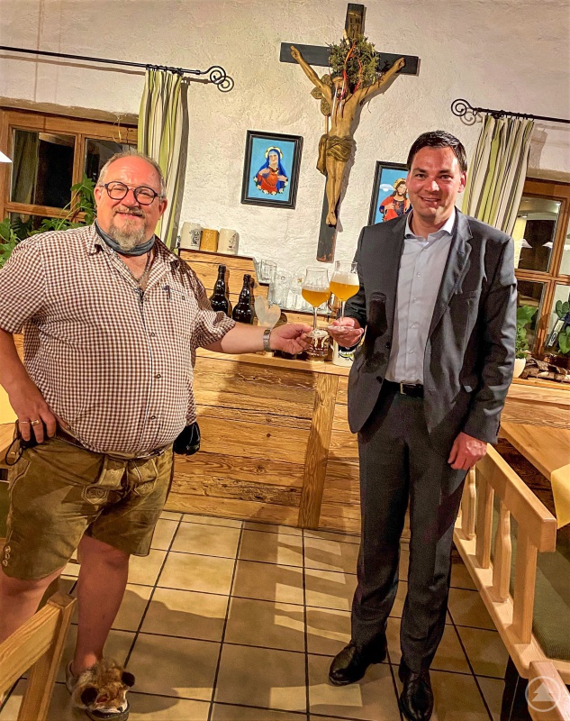 Landrat Sebastian Gruber (rechts) betonte im Gespräch mit Bernhard Sitter, welch wichtigen Wirtschaftsfaktor Tourismus, Gastronomie und Hotellerie mit ihren vielen Beschäftigten im Landkreis darstellen.