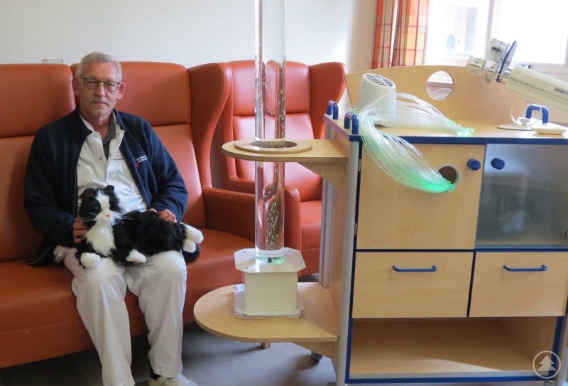 Erhard Jungbauer, Stationsleiter C6/O mit der interaktiven Katze und dem Snoezelen-Wagen mit Lichteffekten und Duftlampe