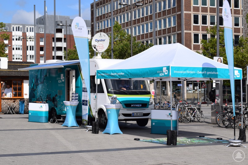 So wie hier in Kiel macht der Tourbus auf seiner Zukunftsreise Station auf dem Stadtplatz in Grafenau