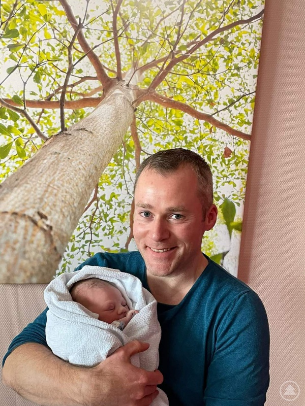 Das erste Baby mit dem Papa im Jahr 2022 im Krankenhaus Freyung. Der Junge heißt Julian.