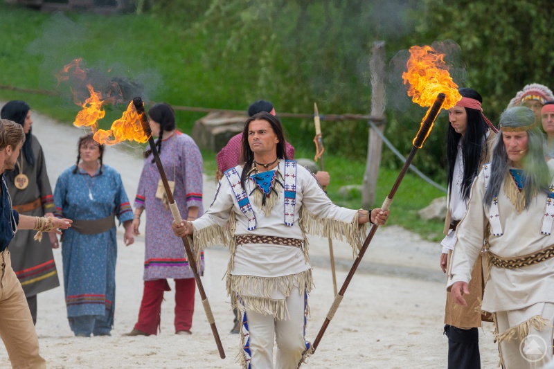 Karl-May-Spiele Pullman City: Winnetou I Ewige Freundschaft Abschlussaufführung der Saison 2022 am Sonntag, den 11.9. um 20.00 Uhr mit großem Abschlussfeuerwerk. Juni 2023 Premiere Karl-May-Spiele Pullman City mit dem Titel Die Legende vom Schatz im Silbersee.