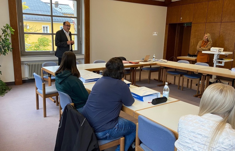 Stellv. Landrat Franz Brunner bei der offiziellen Begrüßung der Teilnehmerinnen in Freyung. Das Angebot richtet sich an alle ausgebildeten Medizinischen Fachangestellten, aber auch an Quereinsteiger und Wiederkehrer.