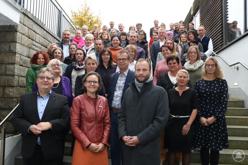 Für 1585 Jahre Dienst an den Menschen stehen die Jubilar*innen der Caritas. Dazu gratulierten (vo.v.li.) die Caritasvorstände Diakon Konrad Niederländer und Mag.a (FH) Andrea Anderlik, MSc, sowie der Abteilungsleiter Personal Thomas Furthmeier mit den jeweiligen Abteilungs- und Einrichtungsleitungen im Hintergrund.