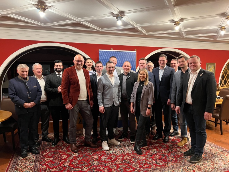 vl. Ehrenmitglied Hans Hilz, Hans Meyer (IHK), MdB Muhanad Al-Halak, MdL Manfred Eibl, Magdalena Gruber (Immediate Past President), Martin Kreuzer (Schatzmeister), Fabian Schremmer (President), Frank Jemetz (Beirat), Andreas Bildl (Vice President), Verenena Ambros (Vorstandamitglied), Michael Meisetschläger (Vorstandsmitglied), Manuel Klement (IHK), Landrat Sebastian Gruber, JCI-Senator Armin Müller (Beirat), Rainer Jungwirth (Schriftführer) und Stefan Behringer (Beirat)