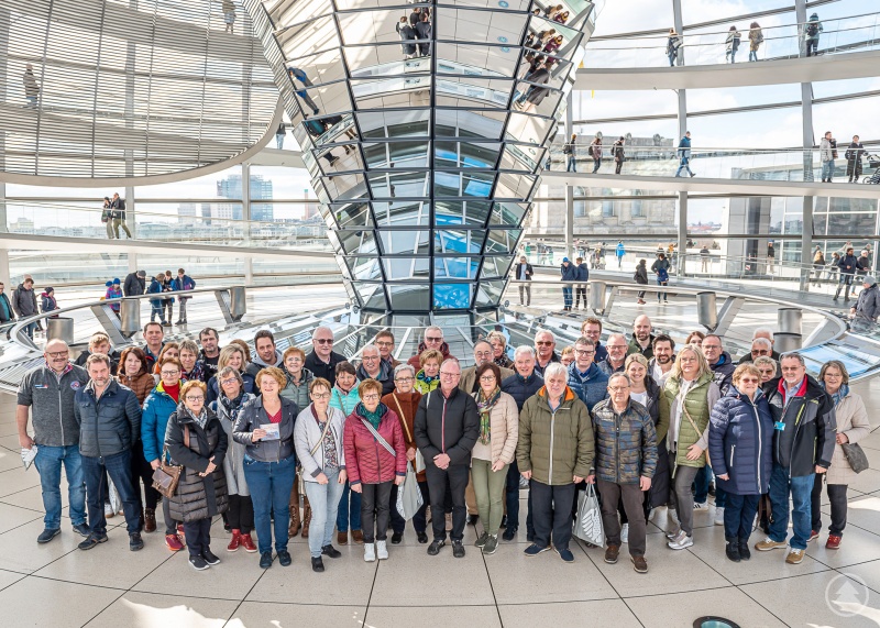 Gruppenbild gemeinsam mit Rita Hagl-Kehl, SPD-Bundestagsabgeordnete, in der Kuppel des Reichstagsgebäudes.